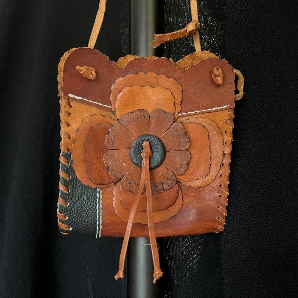 Unbranded Unique Vintage Leather small crossbody purse - so cute!